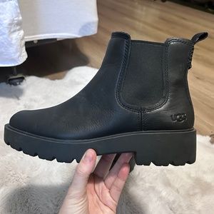 Ugg leather Chelsea boot black